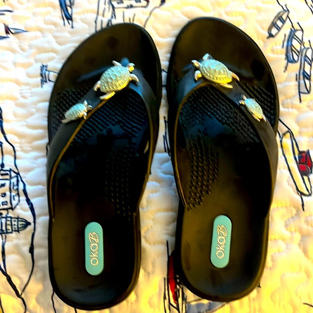 Turtle Love flip flop’s    Size small fits  like a size 6-6.5
